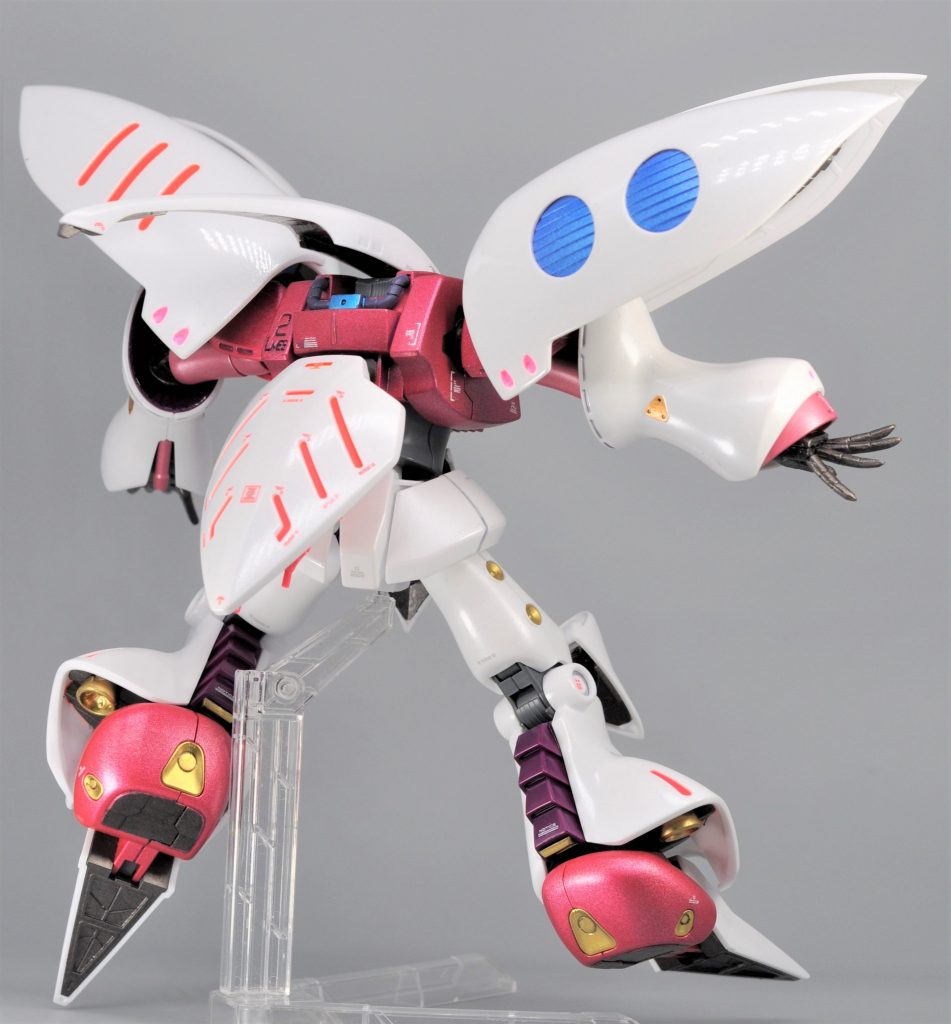 バックショットです。フロントビューはシンプルに、後ろや内側は少し情報量を増やしました。指は切り離して表情がつけられるようにしました。指のほかバインダー先端、ニーアーマー先端などをシャープ化しています。