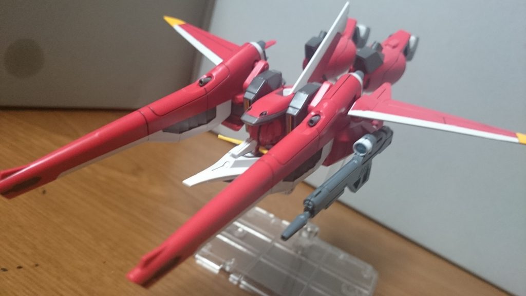 変型！本来頭部のアンテナはZガンダムよろしく折り畳まれるんスけど、HGでは再現されず……1/100では再現出来ていたかと。しかし、この頃のキットはスタンド用の3mm穴がないんスよね。たしかグフイグナイテッドあたりからスタンドが付属したり、股下にスタンド接続用の3mm穴が出来たりした記憶が。なので今回はS.H.FiguartsのC字フックを使用して浮かせてるっス