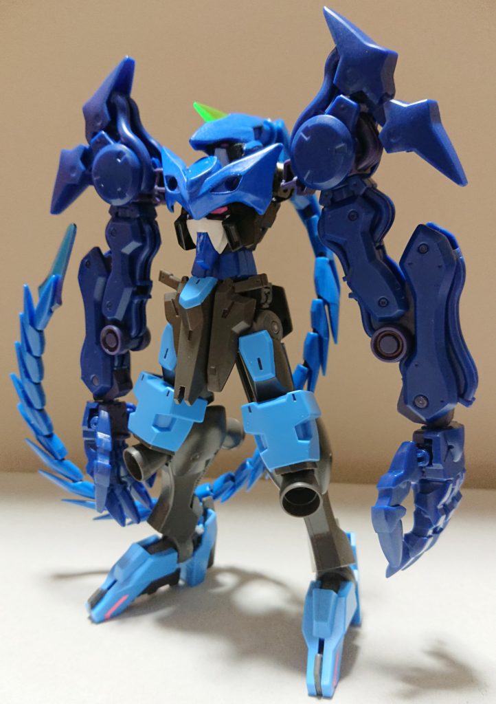 四肢をより大型化し、頭部ヒートロッドを延長し更にフェイスパーツも新規に制作。ゼルトザームアームズ、ヴィダールの下半身を使用しました。略称は『イーヴィル・Z』です。