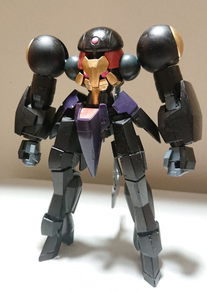 『モック・ヘッダー』モックの頭部を模した頭部センサーを装着した機体で、両腕を利用した近接戦は勿論火器を使っての中距離戦闘が得意と言う設定で制作しました。ハイモック、ガラッゾ、グレイズを使用して制作し、武装はダブルサブマシンガンとビームサーベル付きアックス。