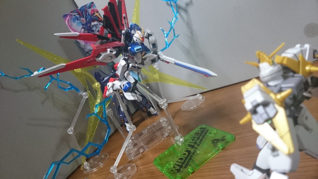 ・フォースインパルスガンダム(フォース・エクスカリバー)こちらは必殺技の名前にもなってるエクスカリバー突貫で。というか今となってはもうフォースインパルスといったらこれが代名詞みたいなもんで…ちなみにフォースインパルス本体はRG、エクスカリバーとその持ち手はHGCEのものっス