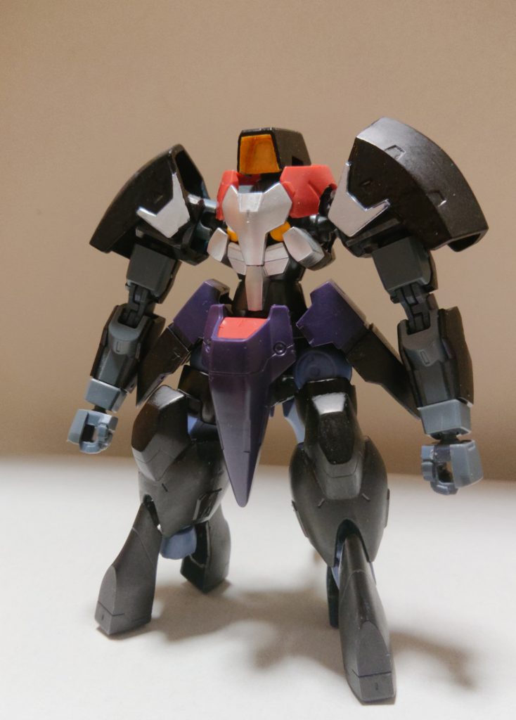 『リーオー・ヘッダー』リーオーを模した頭頂部センサーを装着しており、素早い動きで相手を翻弄する設定で制作しました。セラフィムのトサカ部、ガラッゾ、漏洩、マンロディを使用して制作。武装はハンマーチョッパーとバズーカ。