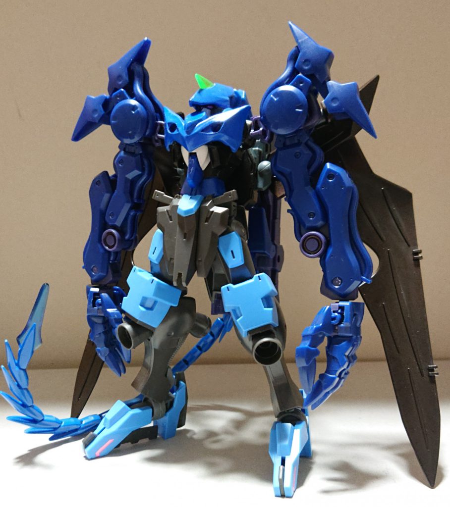 バックパック装備形態。変更点は背部にメガランチャーを二門装備している事。