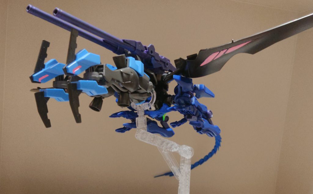 脚を折りたたんで飛行状態に。