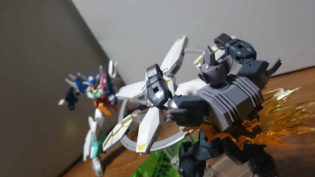 おまけ。ヒロト版プラネッツガンダムのプラネッツリング!相手役はエルドラドートレスで。こちらはネプチューンアーマーのバックパックパーツ+ビームガンで攻撃。……まぁ、これって一応繋がってはいるんスけど、正確に輪っかにはなってないんスよね。下の方が