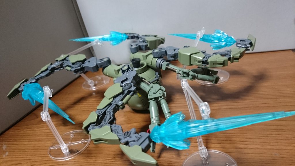 ヘイヘイヘーイ!ブレイクダンスヘーイ!!脚にスラスターの類はないっスけど、ブースト吹かすっスよー!!でもコレ頭ハゲそう!