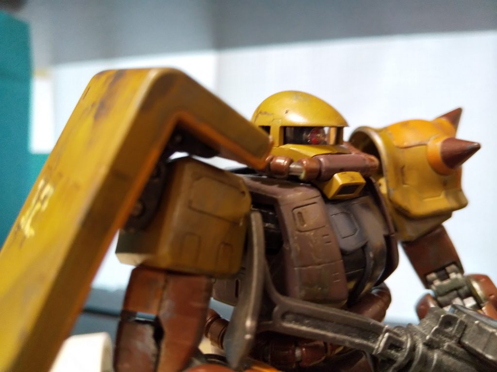 モノアイはHQパーツのSPプレートとHアイズにLEDチップを組み込みました。RGは内部フレームがギッチリで電飾化に苦労しますね。