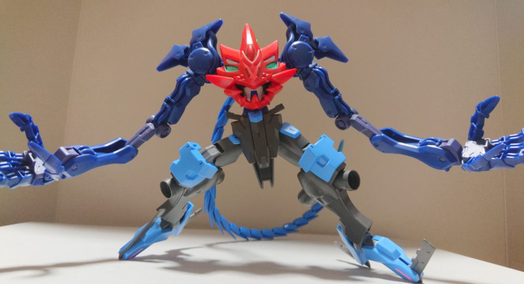 バックパックを外し、増加装甲を取り付け地上強襲形態『バーサーク・モード』になる設定です。