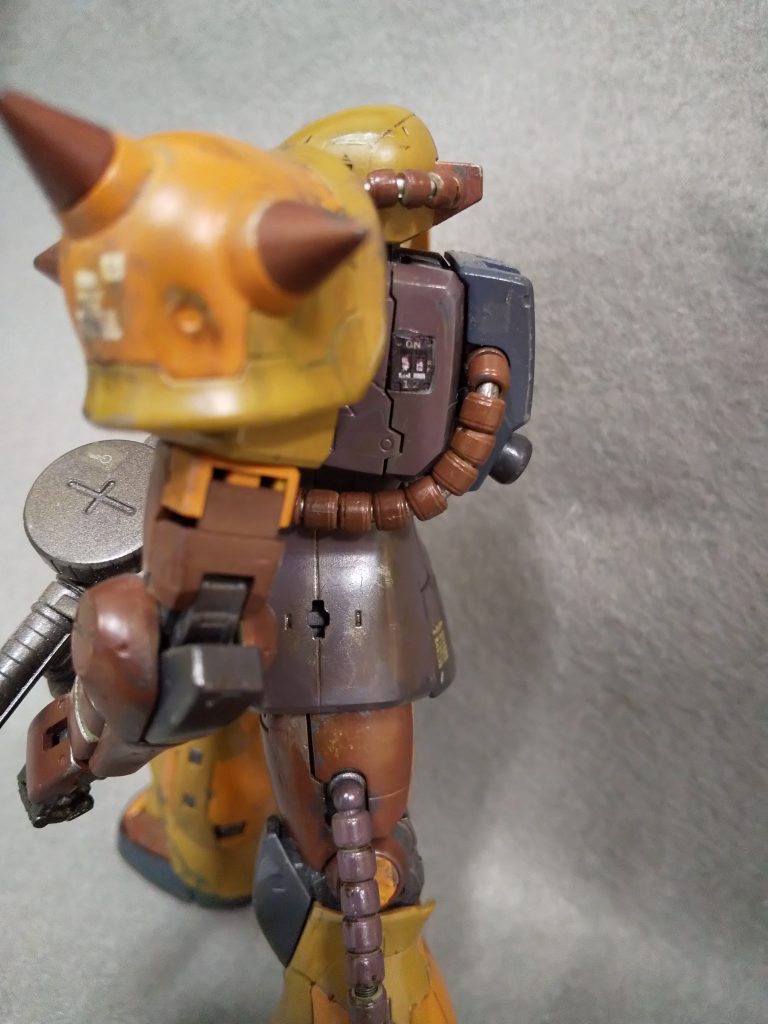 電池交換が楽にできるようランドセルに電池ボックスを組み込みました。スイッチは脇?あたりにスライドスイッチを埋め込んでます。腕を前に出さなければ完全に隠れます