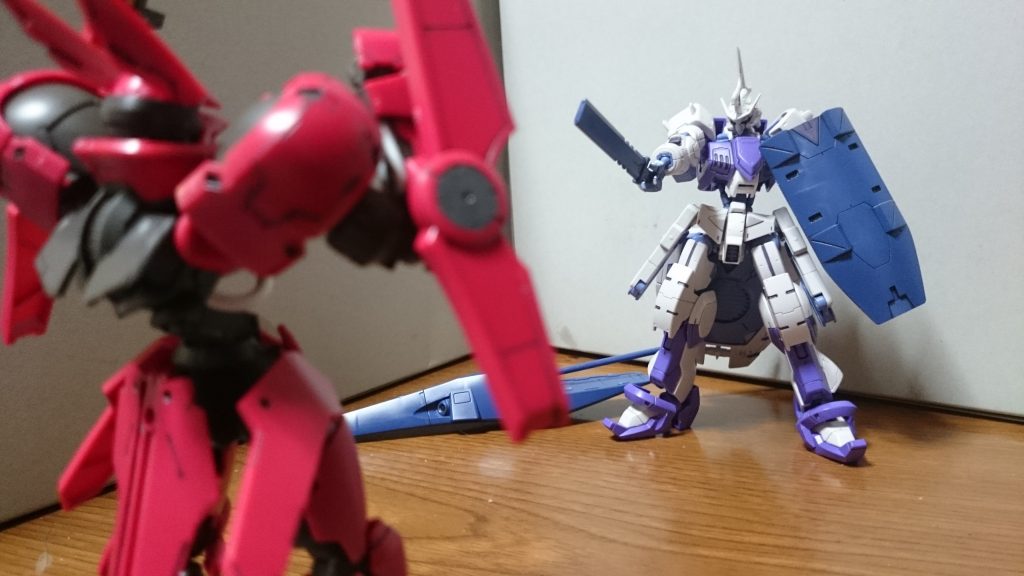 「貴様!何者だ!何故奴らの味方をする!」「……何故?簡単なことだよ、ガエリオ」「!……その声、貴様、まさか…!?」「彼らには我々の理想を具現化する手助けをしてもらわなければならない」「マクギリス…?何故、意味がわからない…」「理想?お前は何を…」「ギャラルホルンが提唱してきた『人体実験は悪である』という思想を真っ向から否定する存在をギャラルホルン自らが生み出した」「何を―――」「アインは組織の混乱した内情を示す生きた証拠だ」「!」「彼の姿は多くの者の目に忌むべき恐怖と映るだろう」「その唾棄すべき存在と戦うのは革命の乙女を守り、英雄として名を上げだし始めた鉄華団」「そして、乗り込むのは伝説のガンダムフレーム―――」「同時に行われる代表選で蒔苗が勝利すれば政敵であるアンリと我が養父イズナリオの癒着が明るみになる」「世界を外側から監視するという建前も崩れ去り、ギャラルホルンの歪みは白日の元に晒される」「劇的な舞台に似つかわしい、劇的な演出だろ?」「……マクギリス…お前はギャラルホルンを陥れる手段として、アインを…アインの誇りを…!」「何てことを、例え親友でも…!」