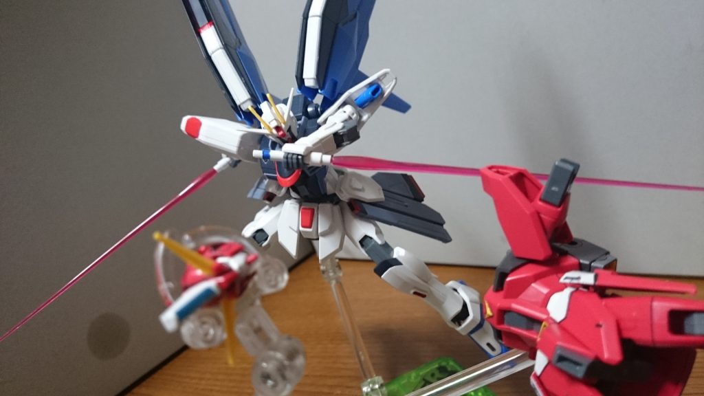 「…まぁ最後はフリーダムにみじん切りにされましたが…」「そーでした…あの演出かっこいいですよねぇ スパロボとかでもよく使われるやつ」「うんうん」「HGに恋するふたり」でも触れられたセイバーガンダム達磨事件…実際ここのフリーダムは最高にかっこいいんスよねぇ…