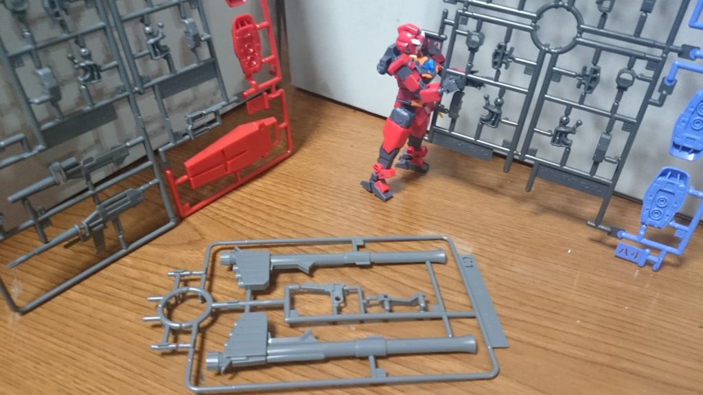 トリコロールとG-3の違いまずトリコロールはビームライフルとシールドが付属しているんスけど、G-3はライフルとシールドのパーツがランナーから除外されてるっス。そしてG-3の方にはライフル・シールドの代わりにハイパー・バズーカが付属しているっス。こちら単品のランナーなんスけど、ランナータグの銘が「ハイパー・バズーカ」なことと、ランナーに謎のスイッチがあることから武器セットか、もしくは他の何らかの方法で他の武器が付属するのが期待できそうスね