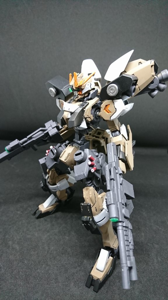 アサルトライフル「ソール」ニブルヘイムが製造したスコル専用の武装単発、フルオートと射撃モードの変更が可能で装備されたグレネードランチャーは威力が高く取り回し安い銃内部に爆弾が仕込んであり弾切れを起こしたときに相手に投げつけ起爆させることができる