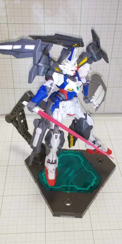 細かな改修点として、ライフルを手放した際ホルダーの役割をするパーツや出っぱりも無かったので、ときた洸一先生のコミックを参考に、マグネシウム磁石をサイドスカートに仕込み保持するようにしてみました