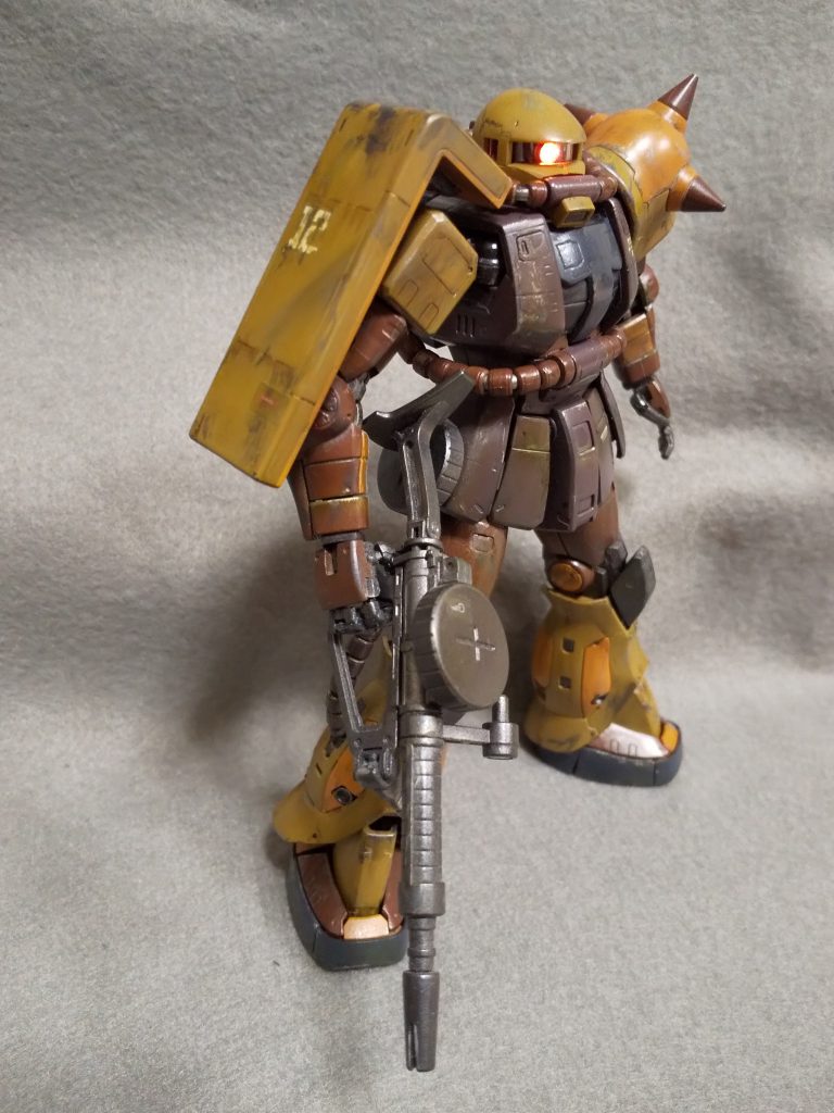 現地改修の設定なので、パーツも使いまわし?の妄想設定です。パチ組時に貼ったデカールを塗装の為に剥がしたのですが、一部のシール跡を綺麗に取らずにそのまま塗装してみました。シール跡が雑な感じが出て面白かったです。決してシール剥がしが面倒だ! エーイ! なんてやってません。多分、おそらく…パーツを削ったりするダメージ加工はセンスが無いのでそのままです。