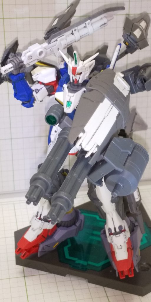 今月にあった、グフの日皆さんのグフの投稿作品に影響を受け、シールドにガトリングを仕込んでみました使用パーツはビルドシリーズのパワードアームズとジャイアントガトリングをベースにしてます右手武器は、似合いそうだったビルドシリーズのブレードガン