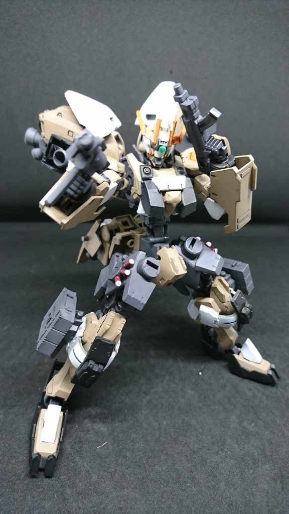 小型サブマシンガンスコルの予備兵装、連射速度が早く一発の威力が弱い主兵装の弾切れを起こした時の手段、スコルの機動力を生かし弾をばらまき牽制する