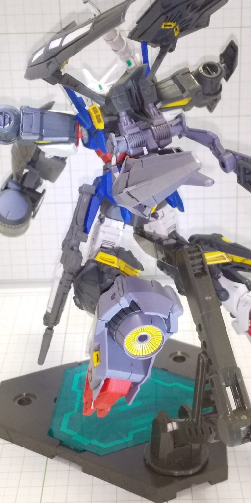 今回の追加機能、アサルトブースターと高機動ブースターの合体ボリュームマシマシでポーズの保持に少し苦労しましたなお、足裏に着いている高機動ブースターの取り付けは、アヴァランチエクシアダッシュの様な形状と予想していましたが、予想が外れ、足裏の溝に差し込む下駄方式でした少し取れやすくもあるのでクリアランスの調整が必須でした(接続パーツに薄く瞬間接着剤着けて調整)