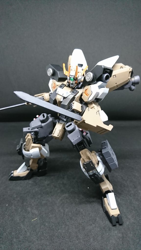 レアアロイブレードスコルの格納武装レアアロイで作られた仕込み剣、主兵装と予備兵装がなくなったときの最後の手段高機動を生かし素早く斬撃を叩きこむ