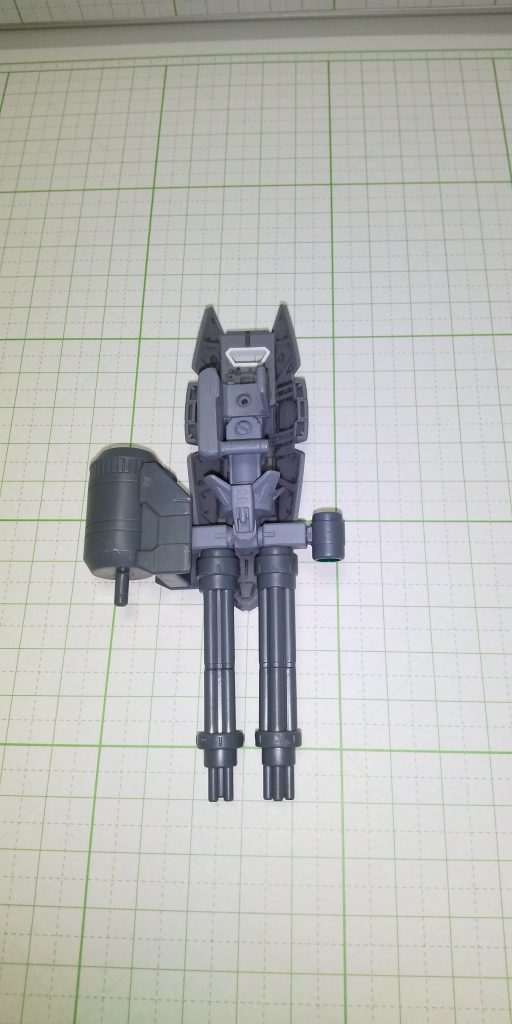 シールド裏面持ち手パーツはOガンダムのシールドから、ガトリングの接続部分はビルドシリーズのジョイントとジャンクパーツで構成しています