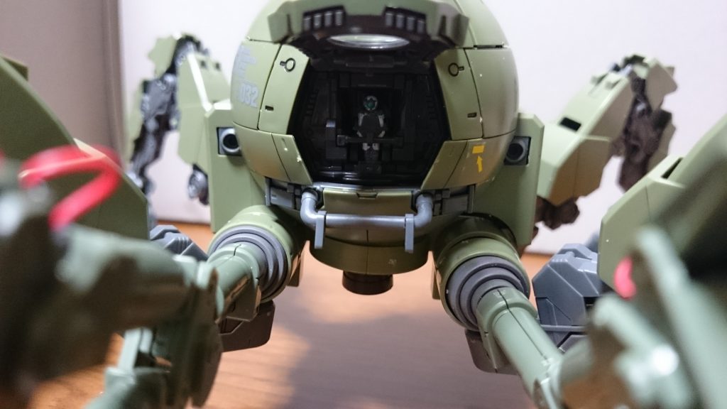 コクピットが開閉可能っス!パイロットはそれっぽく塗装。取り敢えず白で塗ってみたっスけど、なんだかAGEのウルフ隊長っぽくなってる…