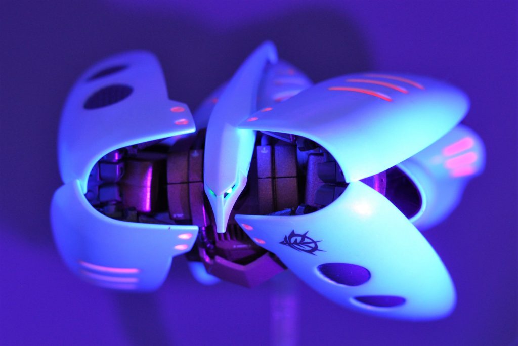 飛行ポーズ。目はHアイズグリーン+蛍光グリーン塗装、センサー部は蛍光レッド/ピンクで塗装したのでブラックライトで光ります。