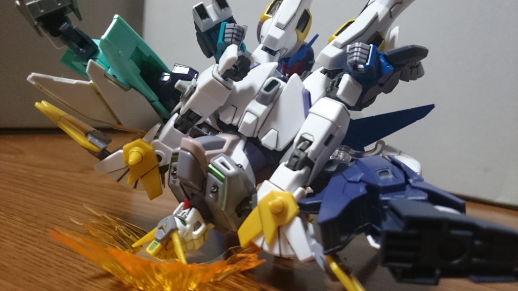 パイルドライバー!本来は足で頭部を挟むんスけど、さすがにガンプラのサイズだと厳しいんで腕ごとホールドっス。次にプラネットマンの技をできる限り再現したものっス~