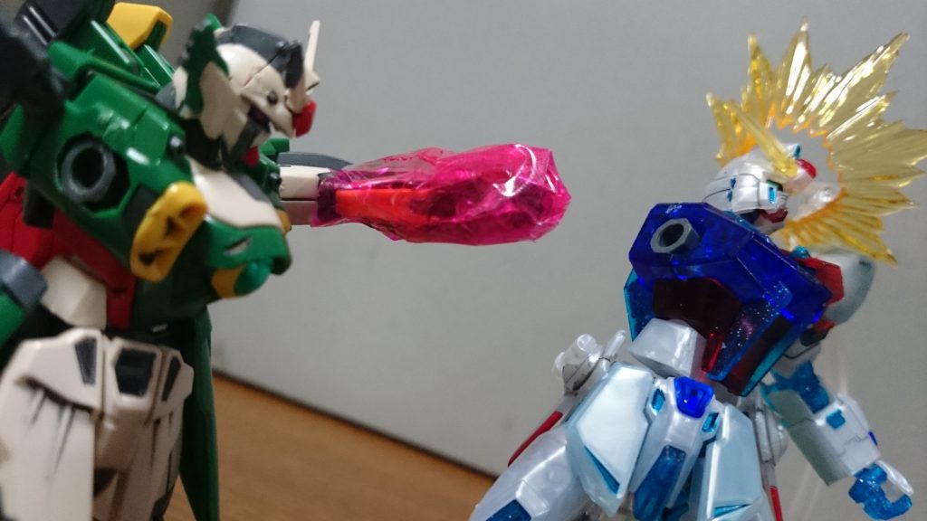 ビームマントを纏わせた拳で反撃!