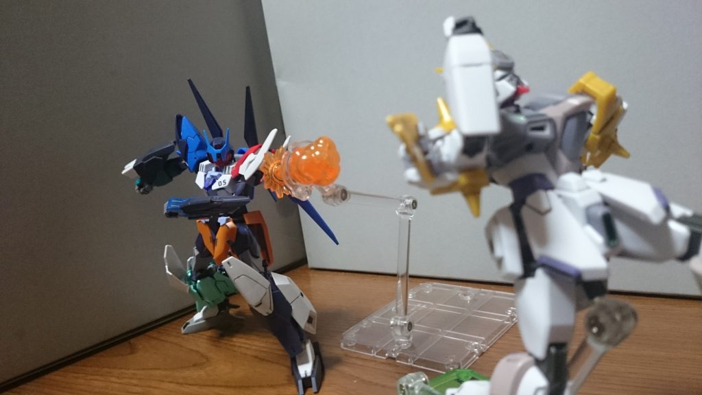 オリンポスボルケーノ!左肩の火星にあるオリンポス火山の噴火で攻撃。本来はカナディアン・バックブリーカーで固定させた後に放つんスけど、さすがにガンプラにカナディアン・バックブリーカーを求めるのは酷なのでそのまま噴火っス