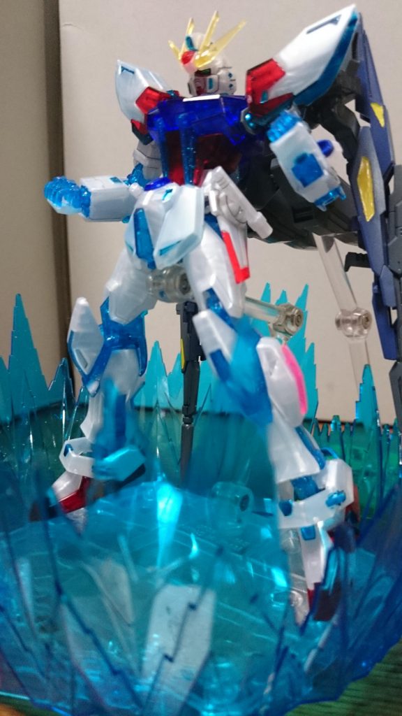 最後はビルドブースターMk-II装備!……さすがにダークマターにつけられた傷までは再現出来ず…ちなみにこれはそのままでは取り付けることはできないっスね。HGBCのブースター等に収録されてるジョイントとかを噛ませるっス(画像はスタンドを使ってあたかも繋げてるように見せてるだけ)