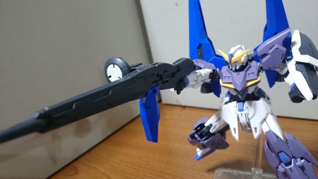 ・ロングビームライフルすごく長いっス。一応折り畳んで収納形態に出来るんスけど、「アドバンスド」の状態だとマウントする箇所がねぇ…しかしやっぱり青いパーツがスーパーガンダムのロングライフルとデジャブるっス。あと案の定レドームのホワイトはシールor塗装、というかこのキットの白い部分は全てシールor塗装っス