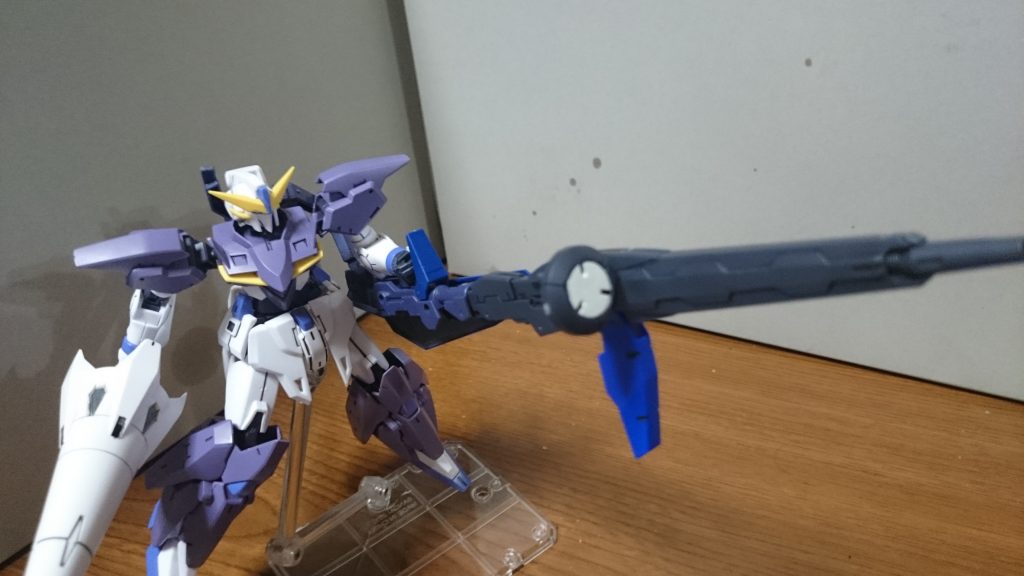 展開!……って長!しかし右手ににランスを持たせただけで肩がだれとる…一応肩と胴体の接続軸も瞬接で補強してたんだけどなぁ…