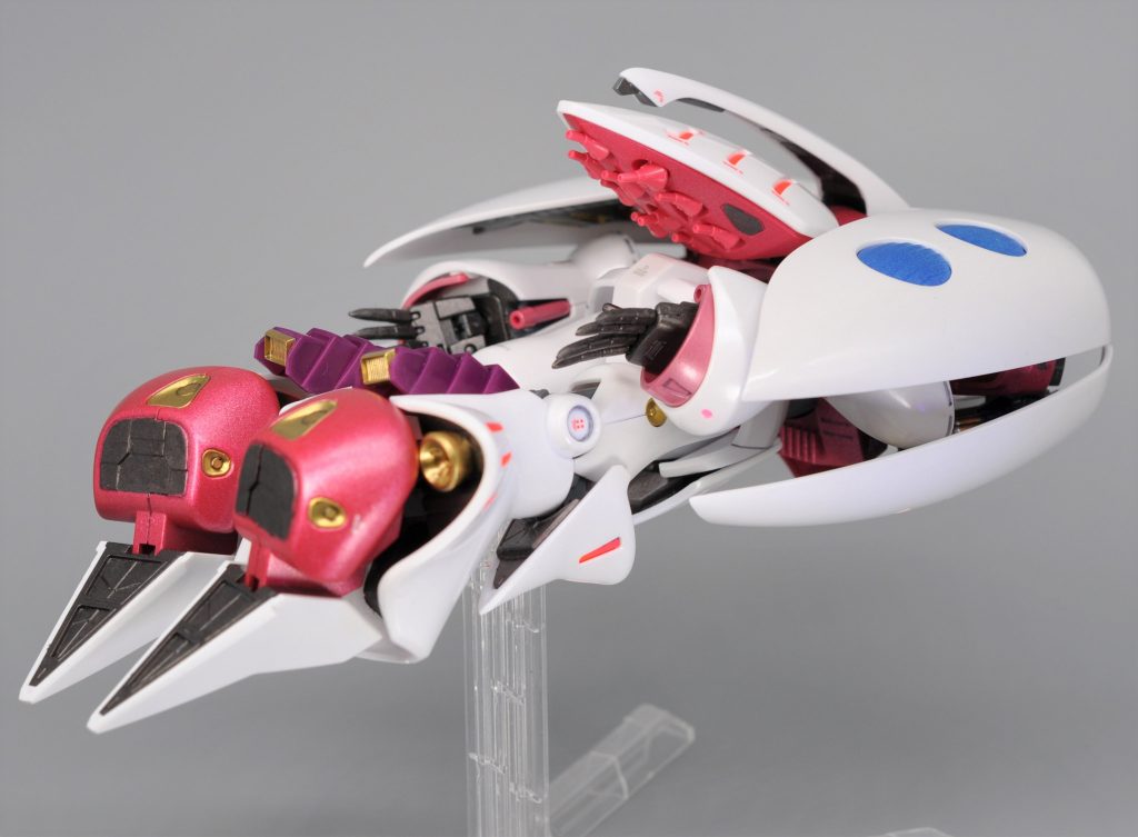 飛行ポーズ・後ろから。くるぶし部やアキレス腱部(?)にバーニア追加。その他、一部色変更したり裏から見える場所を焼鉄色で塗装したりしています。