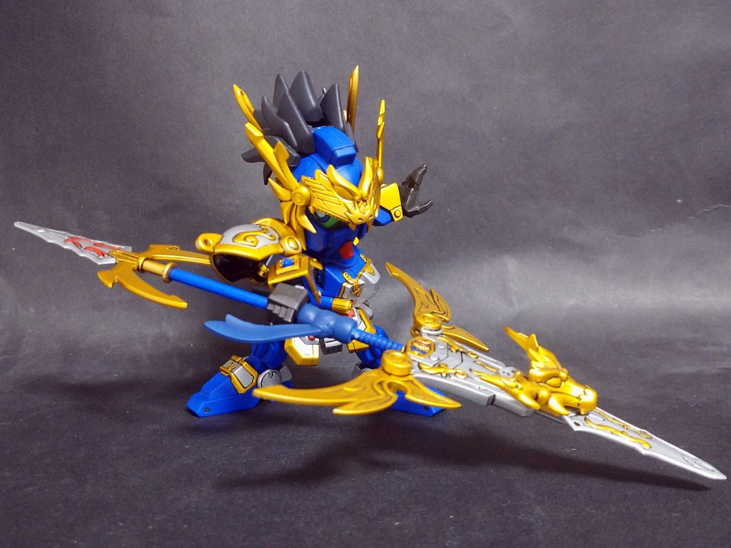 獅龍獄煉槍。盾の裏側がダサかったので、パテで複製したものを貼り付けて埋めました。可動範囲拡大のおかげでカッコよく持たせることができるようになったと思います。合体させると柄の宝玉の色が変わるギミック付きです。(穴あり穴なしの2本作っただけ)