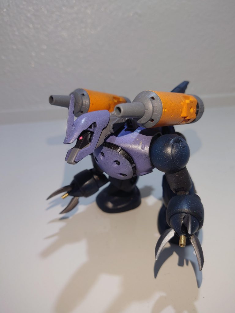 本来はズゴックを普通に作るつもりでしたが、ズゴック特有のもっさりブリーフが気になってしまい、ハイモックとミキシングしてるうちに変形までしてしまう結果に・・・お目汚し失礼しました。