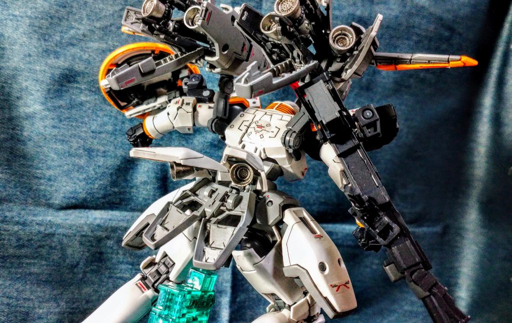 MGとの一番の違いはバーニア周りでしょうか。凄い写真映えします笑塗装せずとも既に光沢感ある白になっているので素組で飾っても申し分ない辺りがRGの良さ出てますね！