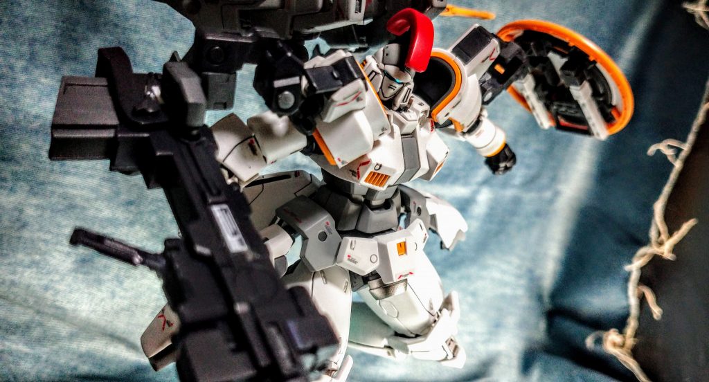 他のUPしている写真もそうですが、スマフォで撮影しているので特に画像の加工はピント合わせたりくらいですが、目辺りのシール使う時はシールの上に光沢塗料塗ってライトで光る様にしています。