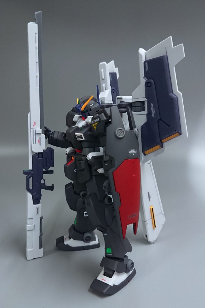 前回のジムクゥエルと同じく、ヘイズル2号機の下半身をジムカスタムと交換しまして、今回も腰を1mm延長致しました(このスタイルが気に入ってしまいましてw)そしてトライブースターユニットとフルドドを合わせました。あとはいつもと同じく一部ガンダムカラーとシタデルカラーにて塗装しています。一部成型色のままで、つや消しクリアで仕上げました。ちなみに顔は自分流に全部塗装せずに、ティターンズの名残カラーとして色合いを残しています、黒くてシャープな感じに仕上がってとても気に入っています。最後まで見て頂きありがとうございました。m(_ _)m