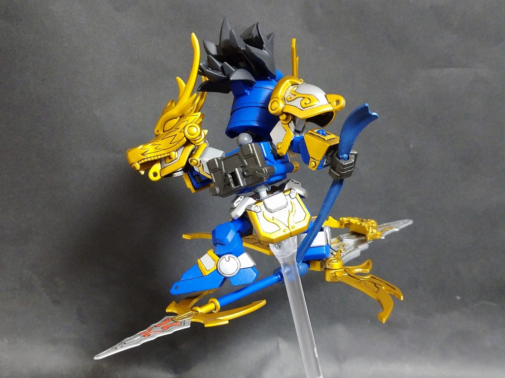 神威・獅龍天翔斬。握る用の布パーツは自作しています。獅龍獄煉槍は、そのまま乗せるには長かったので長さを縮めたものを別に作りました。