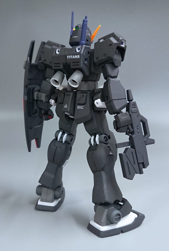 ただし レジオンマークが入れられませんでした… 単行本の表紙の ジムクゥエルと背中合わせに立っている絵に近づけてみています。