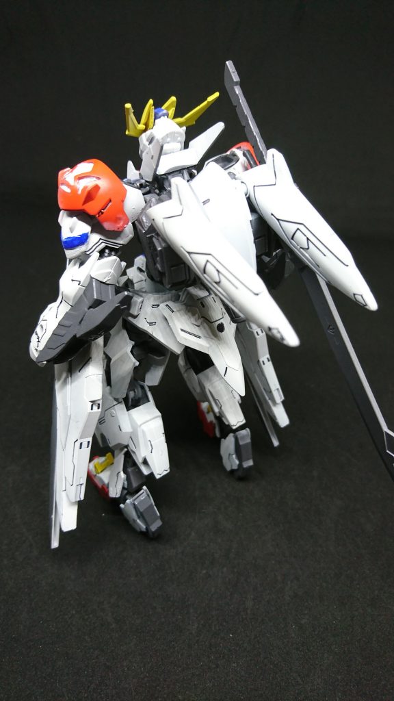 ガンダム・フェンリスニブルヘイムが新しく製造したネクストフレームバルバトス全形態の戦闘データを元に最善の形態を生み出した 押収したバルバトスの装甲を改造を施し発掘されたマルコシアスのバインダーにレールガンを移植、膝にはキマリスヴィダール のドリルニーを装備しさらに脚部にパイルバンカーが内蔵されており攻撃性の高い機体に仕上がり鉄華団のマークを消さなかったせいで各地では亡霊と呼ばれているパイロットのヴォルフ1は謎が多くギャラルホルンの上層部やノルンが情報提供を頼んだがニブルヘイムは拒否したそうだ