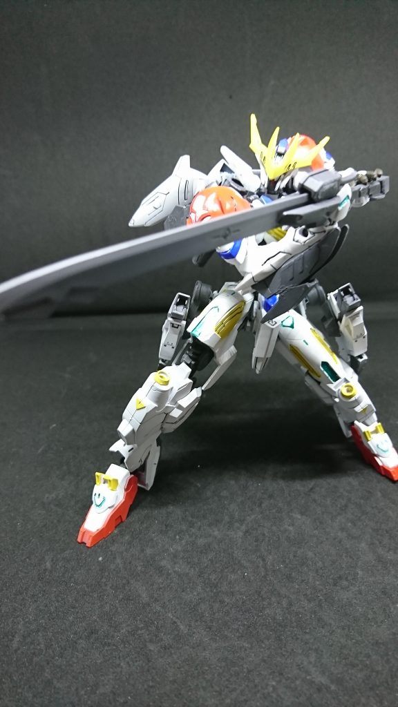 ナノラミネートブレード「レーヴァテイン」ニブルヘイムが独自に開発したナノラミネートブレード内部にエイハブ粒子を充填しカートリッジが3つ内蔵されており鍔に付いているトリガーを引くことにより刀身にナノラミネート反応を起こし刀身が赤熱したような色になり3つ一気に使うことができるがまだ試験段階のためリミッターが掛かっているニブルヘイムが長年掛けて試行錯誤を繰り返した一品