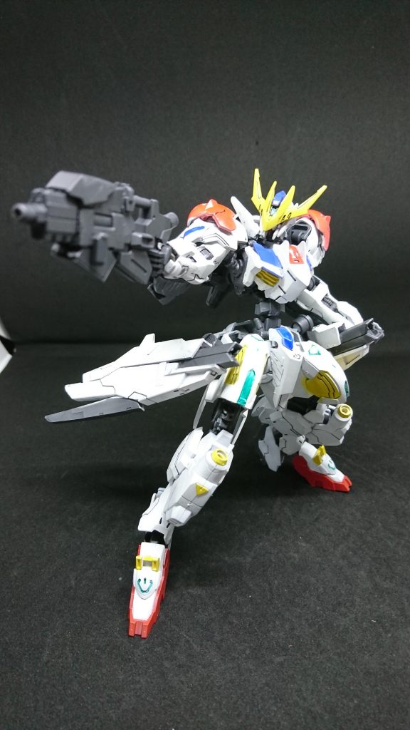 サブマシンガンフェンリス専用のサブマシンガン普段は腰にマウントさせれておりコンパクトで連射性能がよく手軽に扱いやすい 銃自体も強度があり時にヴォルフ1が鈍器として使うこともあったそうだ