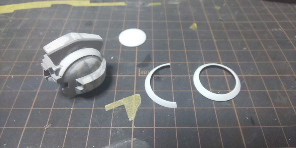 一番苦労したのは頭部作成です。溝を彫ろうとしたら全く上手くできないので、彫るのではなくプラバンを貼って溝を作りました。また、局面なのでプラバンを熱しボールを押し当て、フィットするように切り出しました。