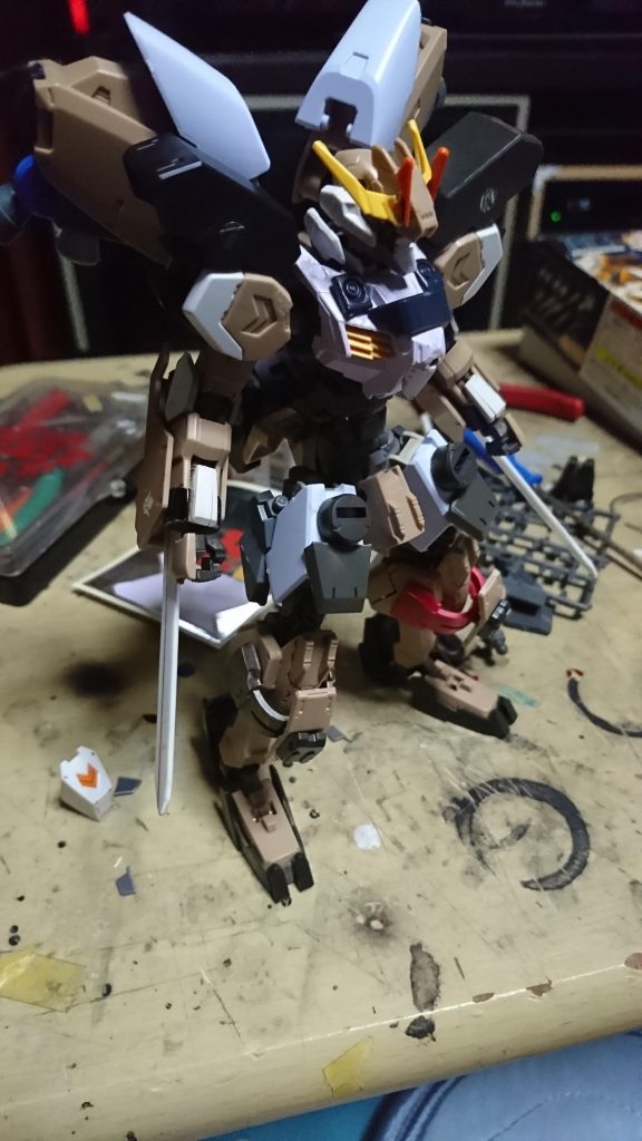 製作課程最初は端白星の腕を使用していましたがもう少しボリュームが欲しかったので、フルシティの腕に変更しシナンジュの袖ビームサーベルのように剣を取り付けれる用に加工しました機体色はグシオンリベイクフルシティの説明書の調色レシピを見ながら本来の色に似せて見ました