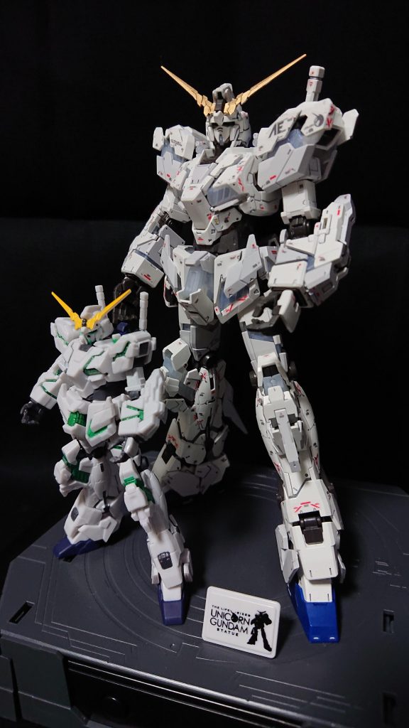 電気を消してガチャのユニコーンと…(/ω\)イヤンアンテナだけは、部分塗装しました。あと、スミ入れは全部やってます。…たぶん