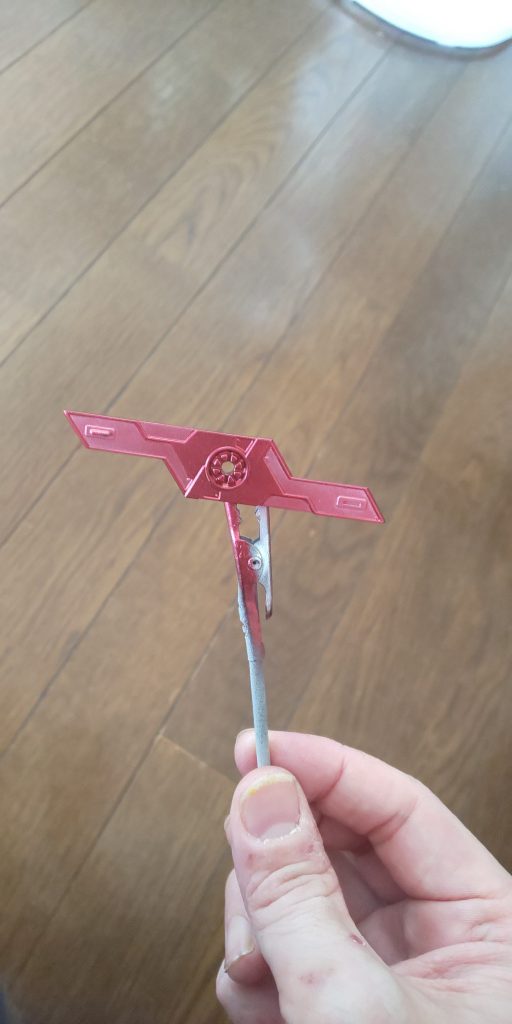 サイコプレートはメタルレッドを使用したのですが、そのまま塗っても芸がないので下地を黒と白に分けてみました。角度によって色の段差が出来るようになり想像どおりに行きました！