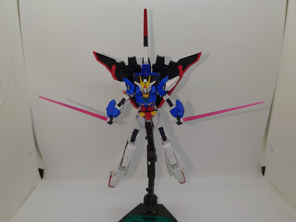 ・高機動モード爪先を閉じて、背中の翼とロングテール・スタビライザーを開くことで高機動モードになります。