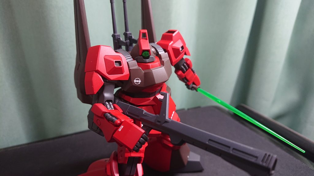 持たせ方によってはクレイバズーカが背中のバインダーに干渉してしまいます。やはり、ところどころに古さを感じてしまいます。ド・ダイ改も購入したので早く乗せてみたいです～