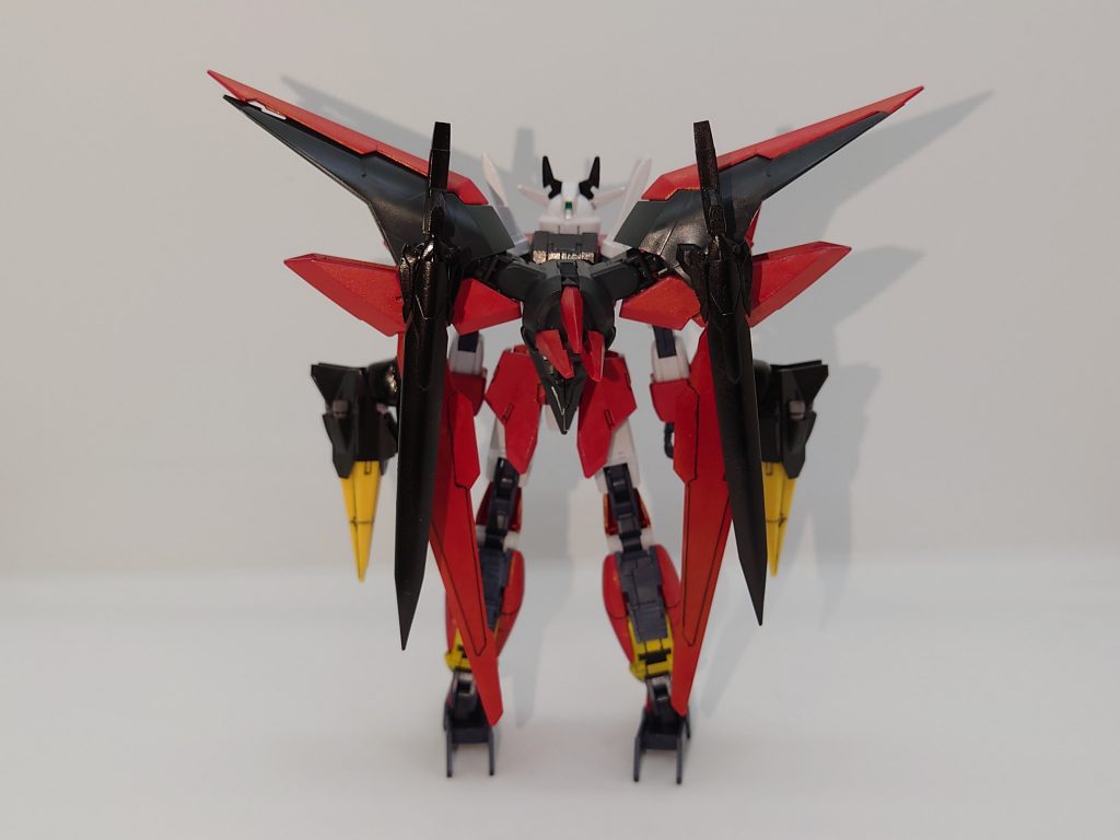 ●レイズソード特殊超硬合金製の刀身を持つ二振りの近接格闘武器です。通常時は、バックパックの鞘にマウントされています。